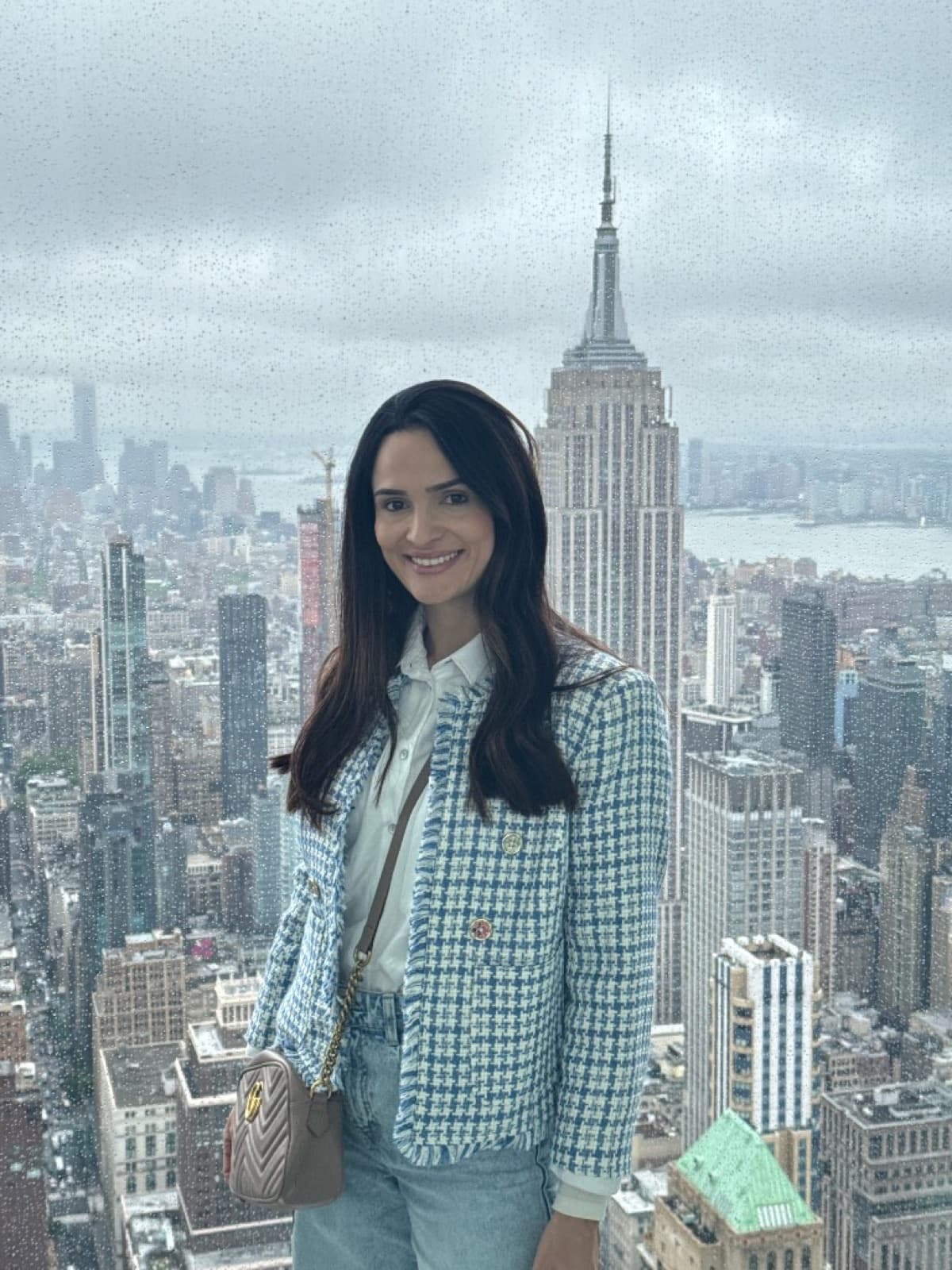 Paula Casagrande em Nova York, com o Empire State ao fundo