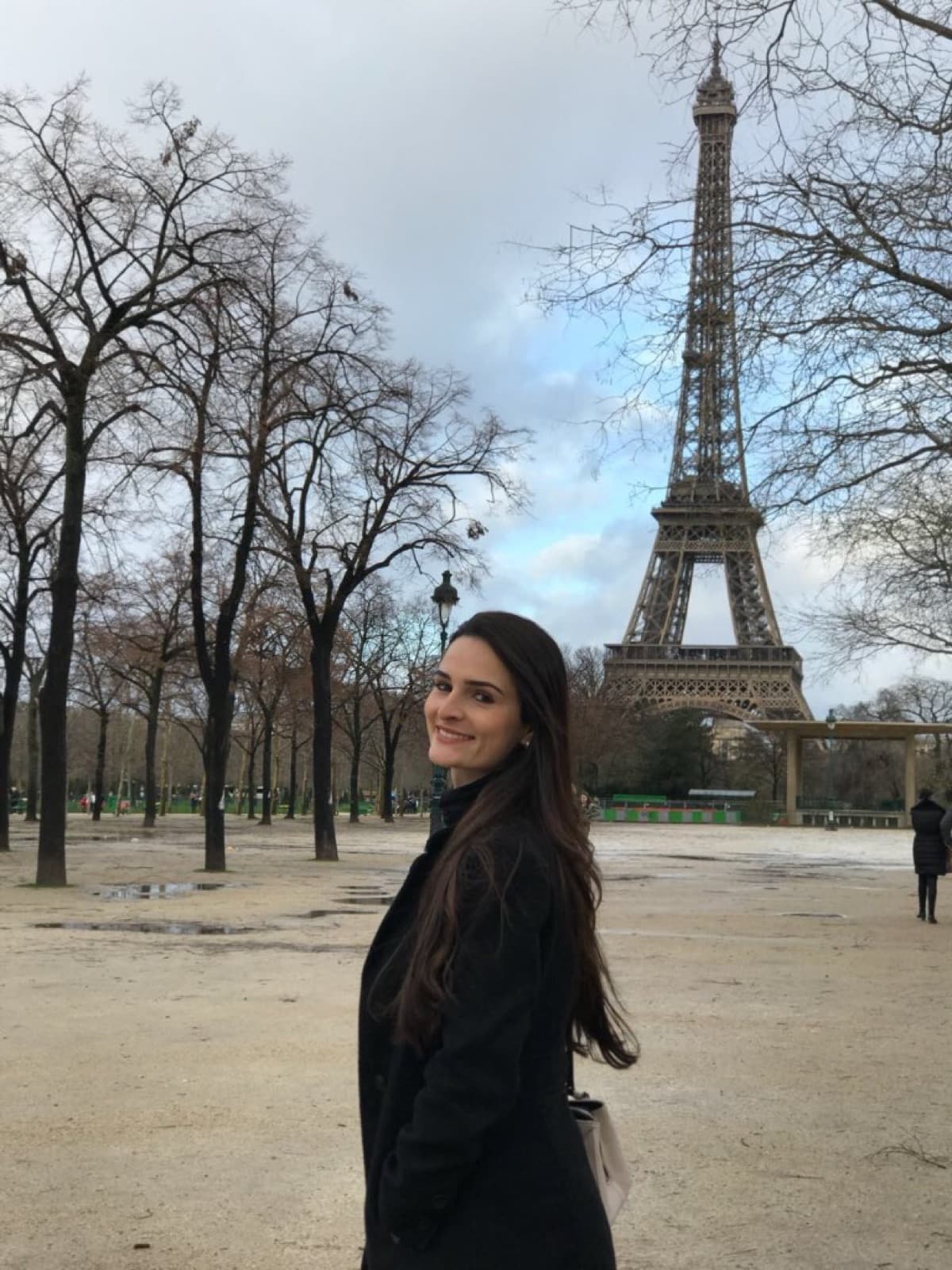 Paula Casagrande em Paris, com a Torre Eiffel ao fundo